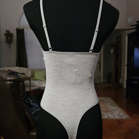 ANWND light gray ribbed bodysuit from Forever 21. Size S/M - Picture 5 of 8